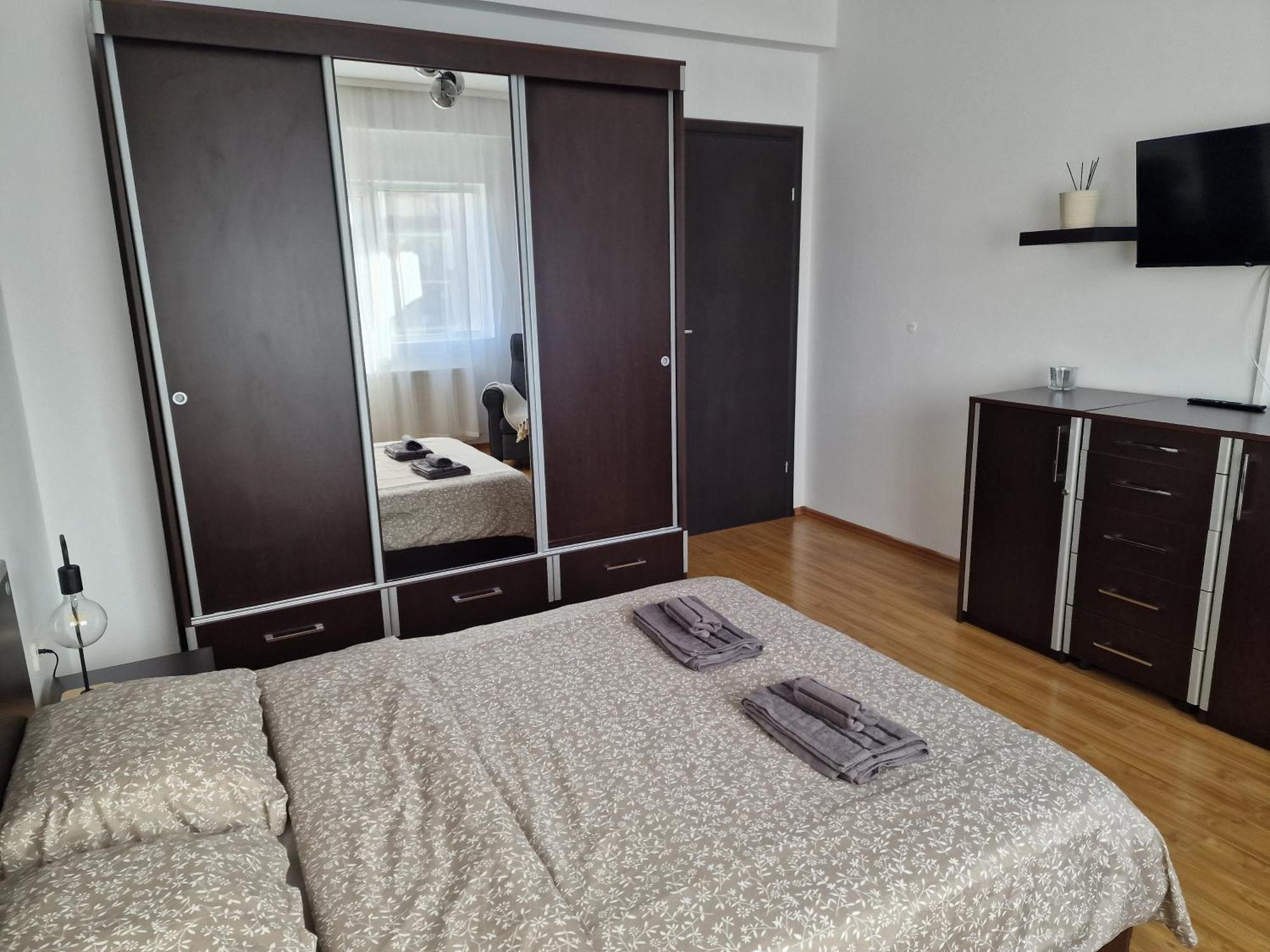 Cosy Spacious With Parking, Wi-fi, Smart-tv Netflix Rosu