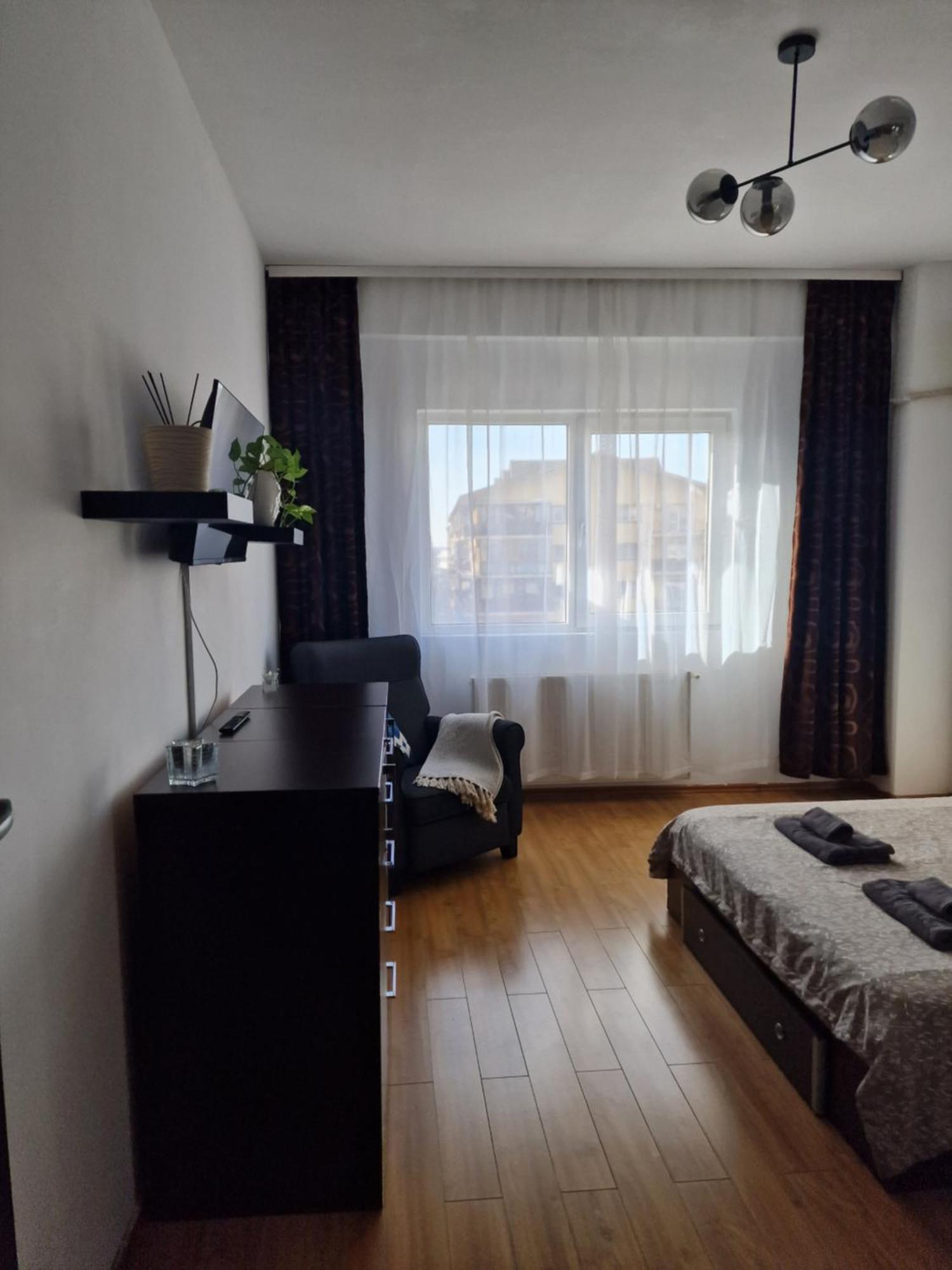Cosy Spacious With Parking, Wi-fi, Smart-tv Netflix Apartment *