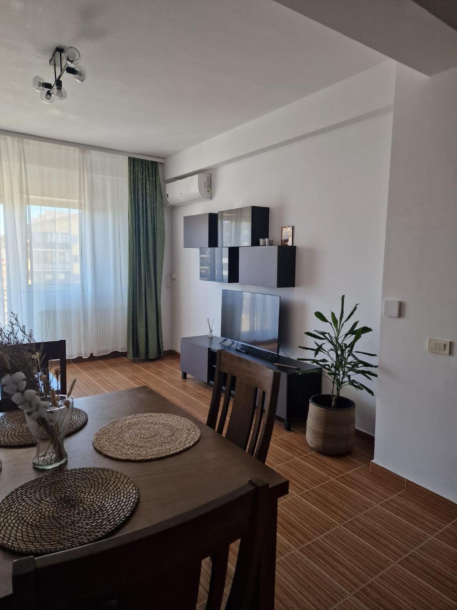 Apartment Cosy Spacious With Parking, Wi-fi, Smart-tv Netflix Rosu
