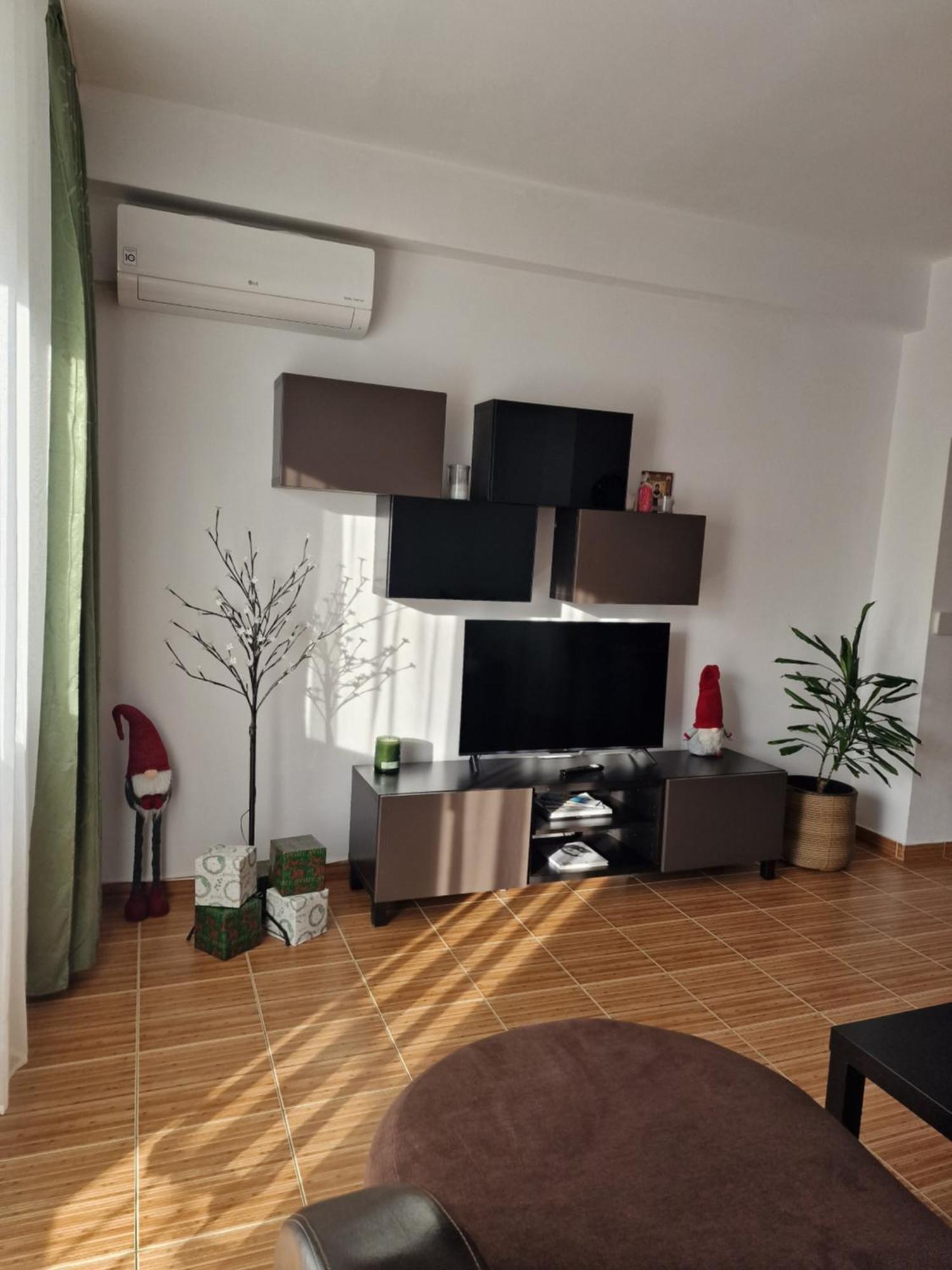 Cosy Spacious With Parking, Wi-fi, Smart-tv Netflix Apartment Rosu