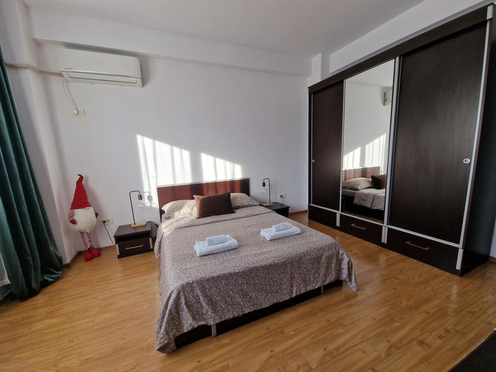 Apartment Cosy Spacious With Parking, Wi-fi, Smart-tv Netflix *