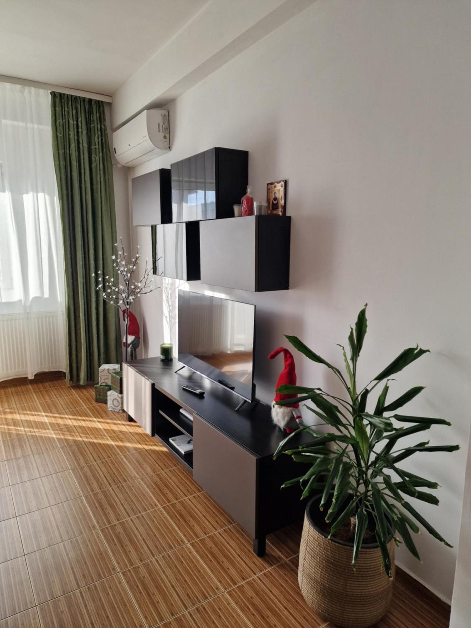 Cosy Spacious With Parking, Wi-fi, Smart-tv Netflix Apartment *